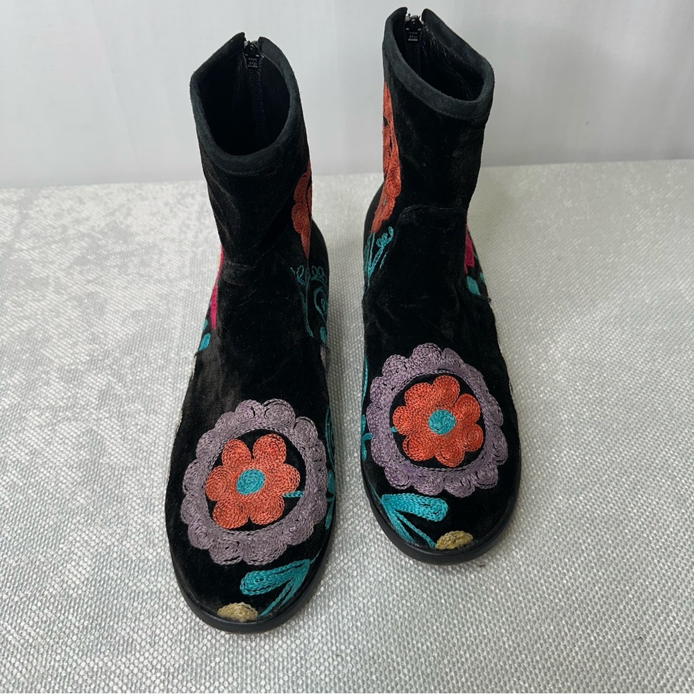 Artemis 🌻 Floral Embroidered Black Ankle Boots Sz 39 - Picture 2 of 8